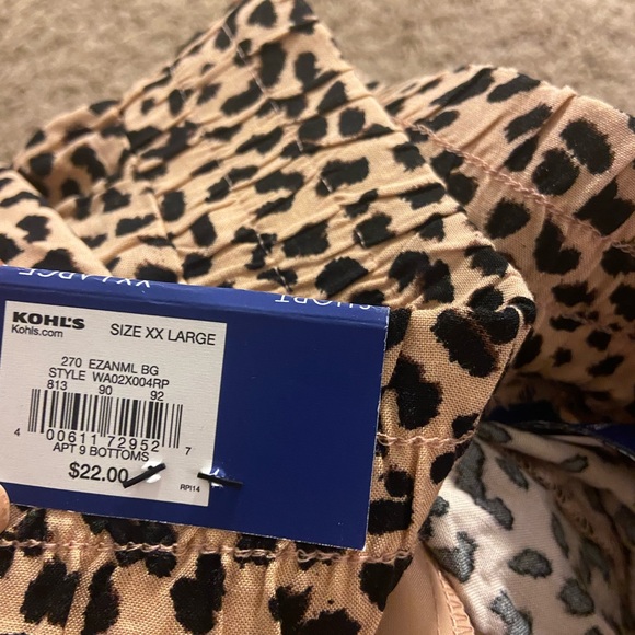 NWT Women’s midrise leopard print shorts - Picture 4 of 7